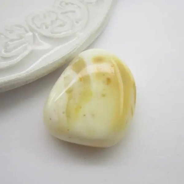 Mleczny Bursztyn 27x23x10 mm zaokrąglony trapez