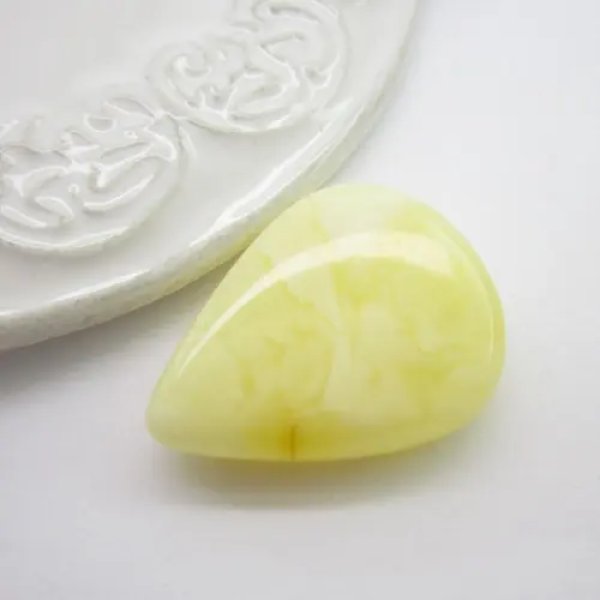 Mleczny Bursztyn 31x24x7,5 mm kropla