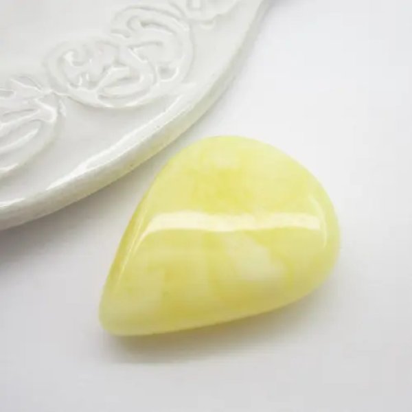 Mleczny Bursztyn 31x24x7,5 mm kropla