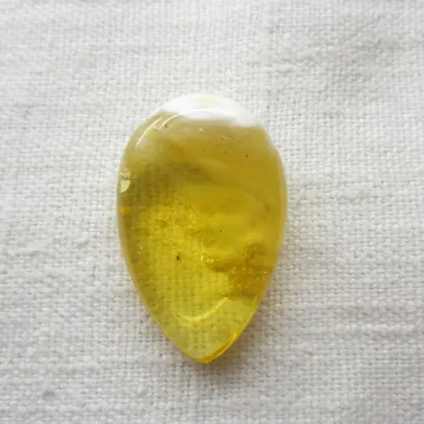 Mleczny Bursztyn 36x23x12 mm kropla