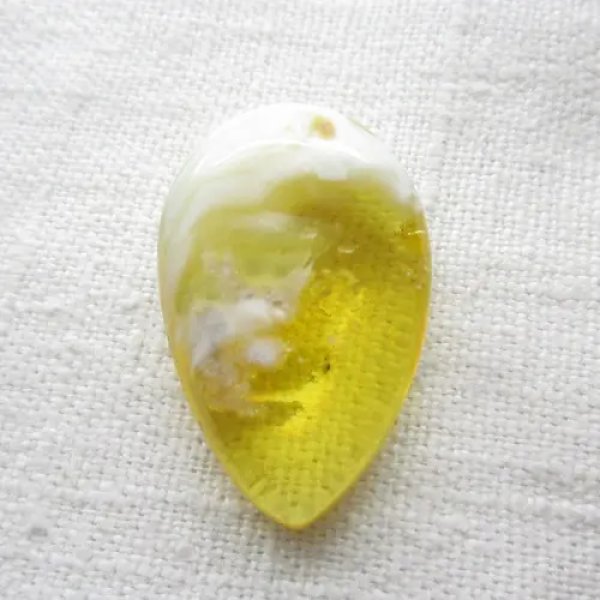 Mleczny Bursztyn 36x23x12 mm kropla