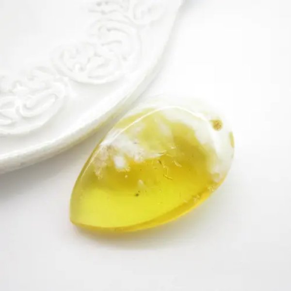 Mleczny Bursztyn 36x23x12 mm kropla