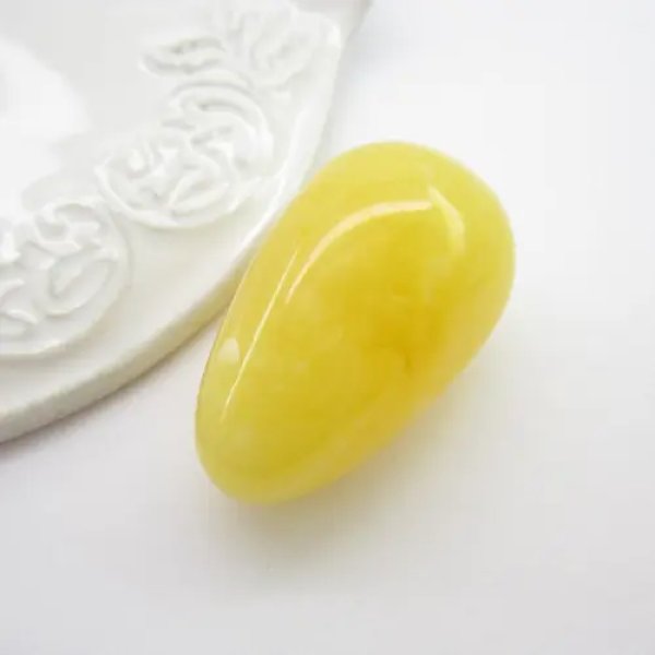 Mleczny Bursztyn 37x23x19 mm kropla