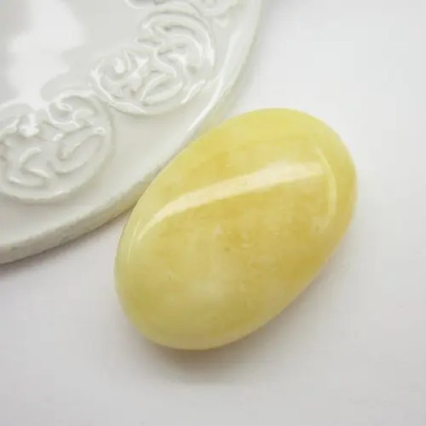 Mleczny Bursztyn 40x26x10 mm owal