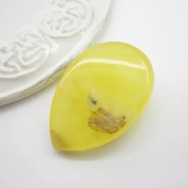 Mleczny Bursztyn 37x25x10 mm łza
