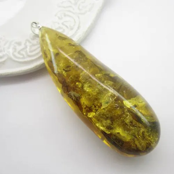 Bursztyn z inkluzją i owadem i srebro - zawieszka