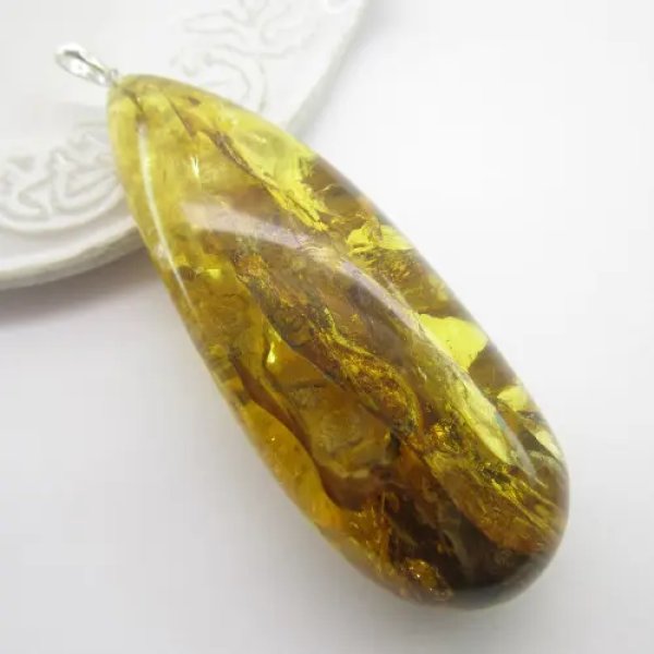 Bursztyn z inkluzją i owadem i srebro - zawieszka