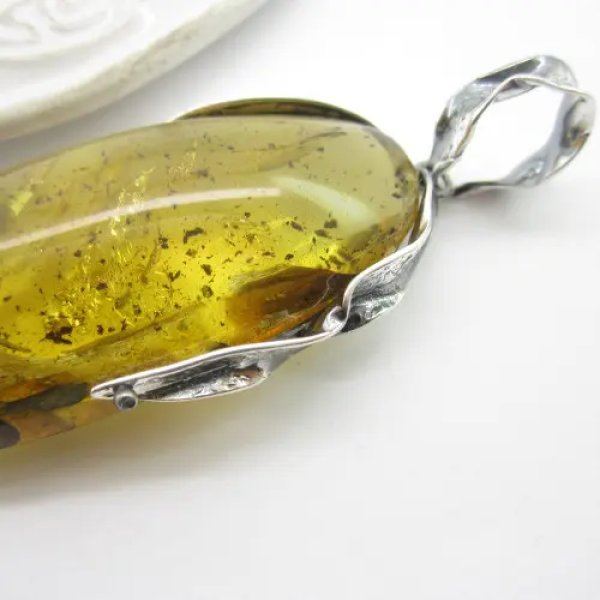 Bursztyn z inkluzją roślinną (łodyga) i srebro oksydowane - zawieszka