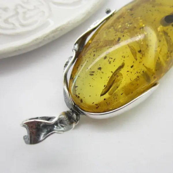 Bursztyn z inkluzją roślinną (łodyga) i srebro oksydowane - zawieszka