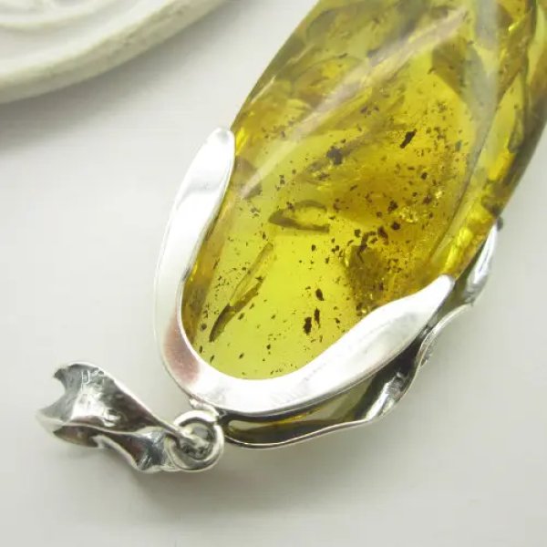 Bursztyn z inkluzją roślinną (łodyga) i srebro oksydowane - zawieszka