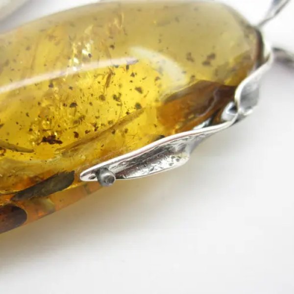 Bursztyn z inkluzją roślinną (łodyga) i srebro oksydowane - zawieszka