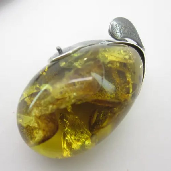 Bursztyn z inkluzją i młotkowane srebro oksydowane - zawieszka
