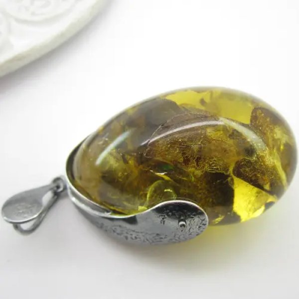 Bursztyn z inkluzją i młotkowane srebro oksydowane - zawieszka