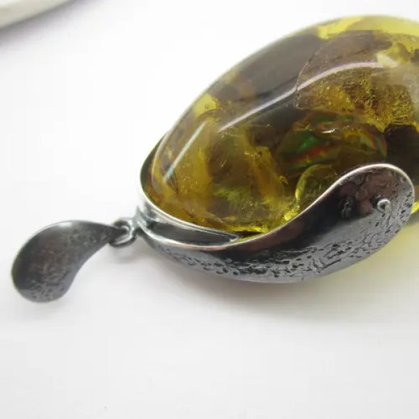 Bursztyn z inkluzją i młotkowane srebro oksydowane - zawieszka