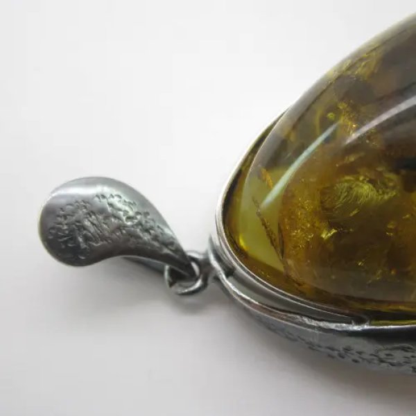 Bursztyn z inkluzją i młotkowane srebro oksydowane - zawieszka