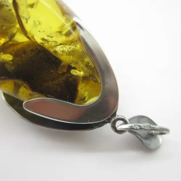 Bursztyn z inkluzją i młotkowane srebro oksydowane - zawieszka