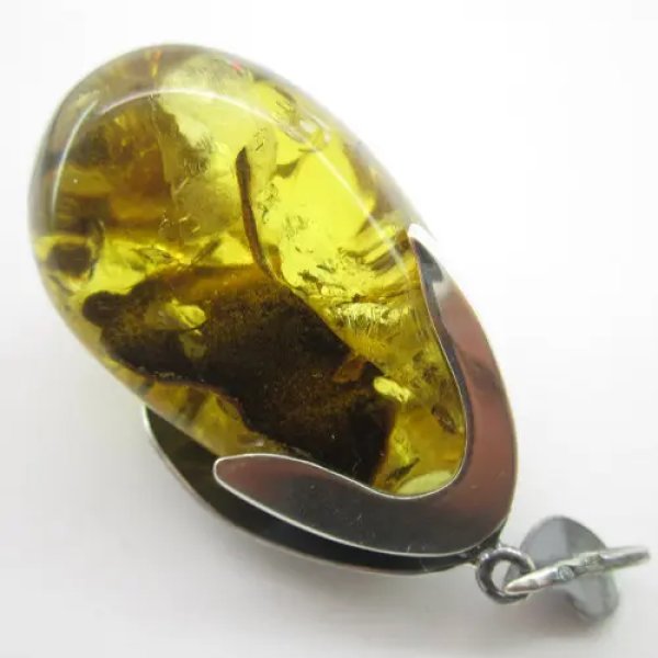 Bursztyn z inkluzją i młotkowane srebro oksydowane - zawieszka