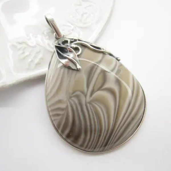 Krzemień Pasiasty i srebro oksydowane - wisiorek łza z liściem