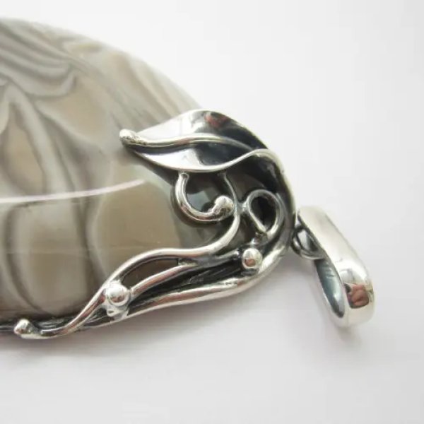 Krzemień Pasiasty i srebro oksydowane - wisiorek łza z liściem