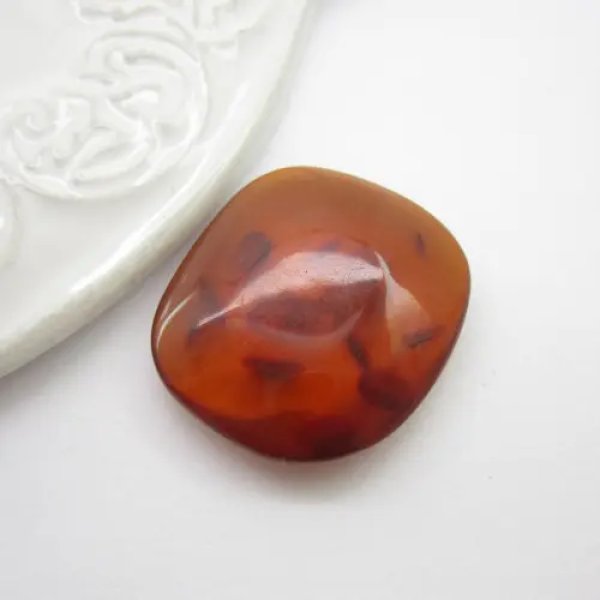 Bursztyn koniakowy kaboszon 28×25×7 mm – zaokrąglony prostokąt, kamień do oprawy jubilerskiej