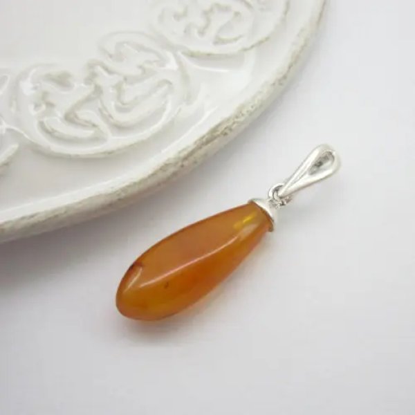 Zawieszka z bursztynem koniakowym – srebro próby 925