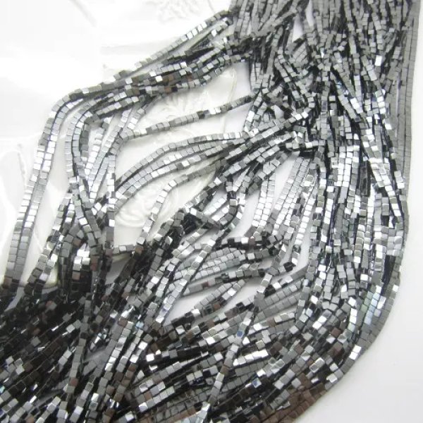 Hematyt kostka 2 mm – sznur 40,5 cm
