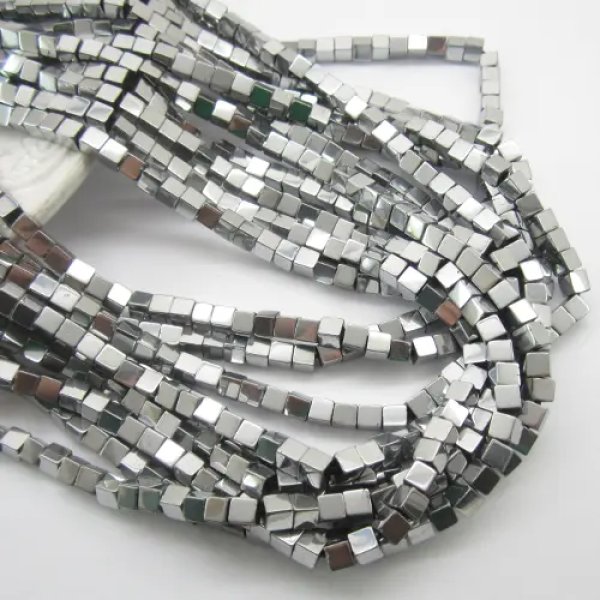 Hematyt srebrny kostka 4mm (sznurek)