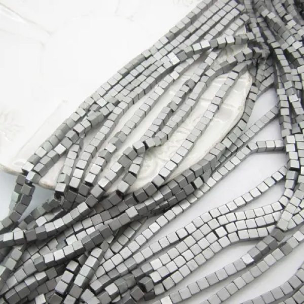 Hematyt srebrny matowy kostka 4mm (sznurek)