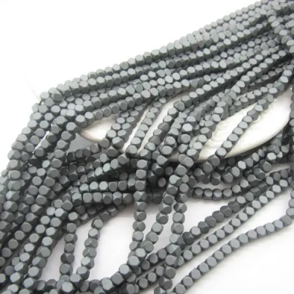 Hematyt srebrny matowy – kostka 4 mm z ciętymi rogami, sznur 41 cm