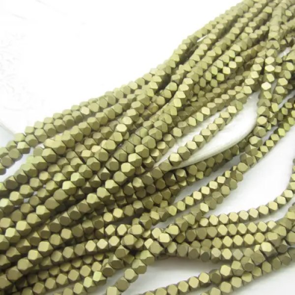 Hematyt złoty matowy kostka z ciętymi rogami 4mm (sznurek)