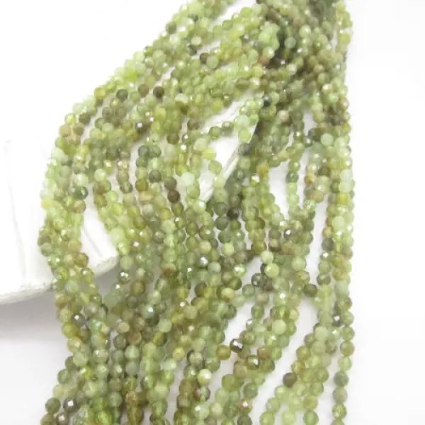 Granat Zielony fasetowany kulka 3-3,5 mm (sznurek)