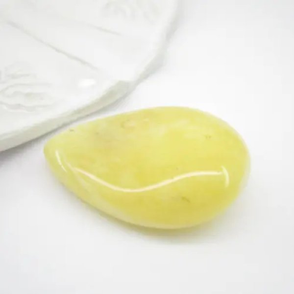 Mleczny Bursztyn 36x26x10mm nieregularna łza