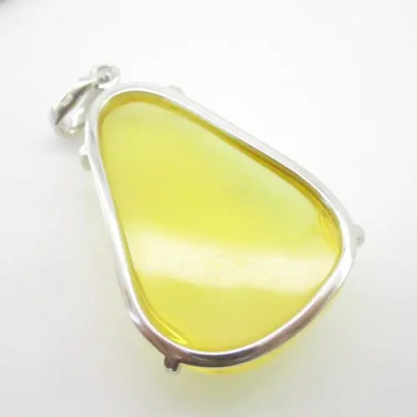 Bursztyn w srebrze - zawieszka zaokrąglony trójkąt