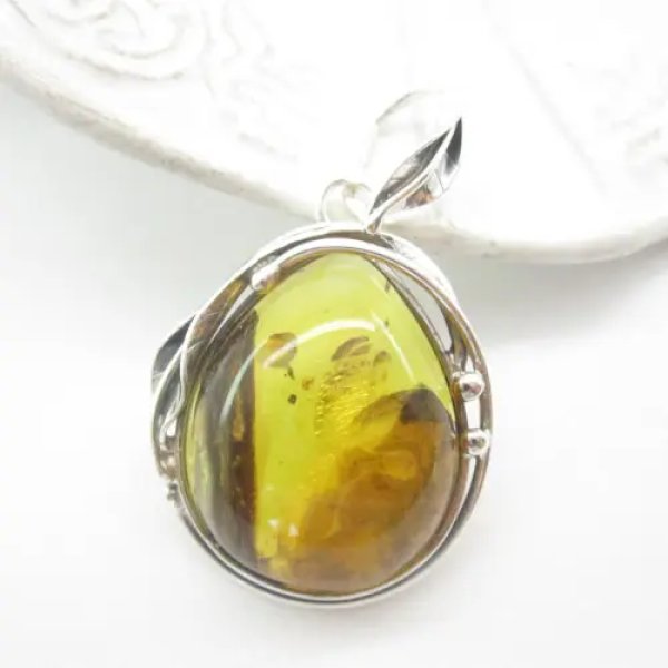 Bursztyn z inkluzją i srebro - zawieszka łza z liściem