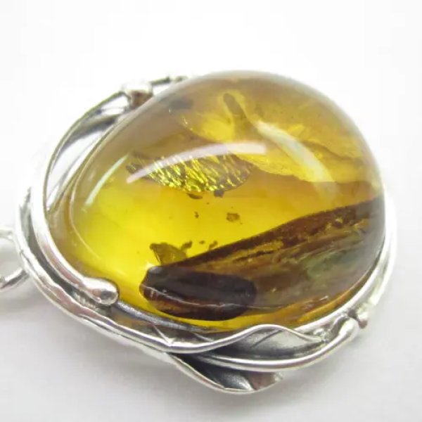 Bursztyn z inkluzją i srebro - zawieszka łza z liściem