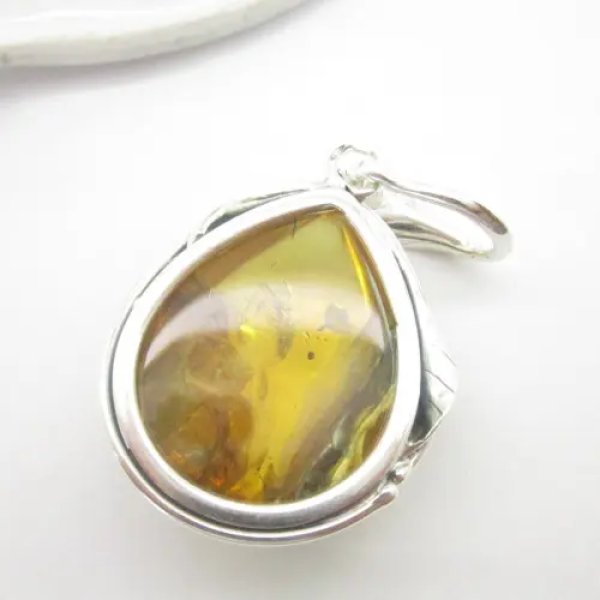 Bursztyn z inkluzją i srebro - zawieszka łza z liściem