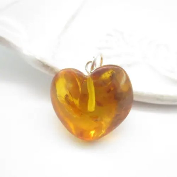 Koniakowy Bursztyn i srebro - wisiorek serce