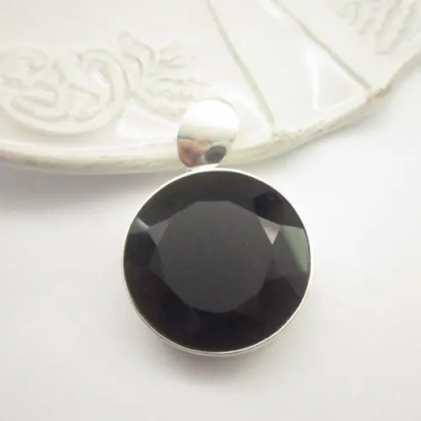 Onyks fasetowany i srebro - wisiorek okrągły