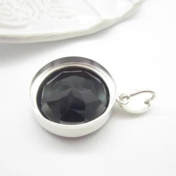 Onyks fasetowany i srebro - wisiorek okrągły