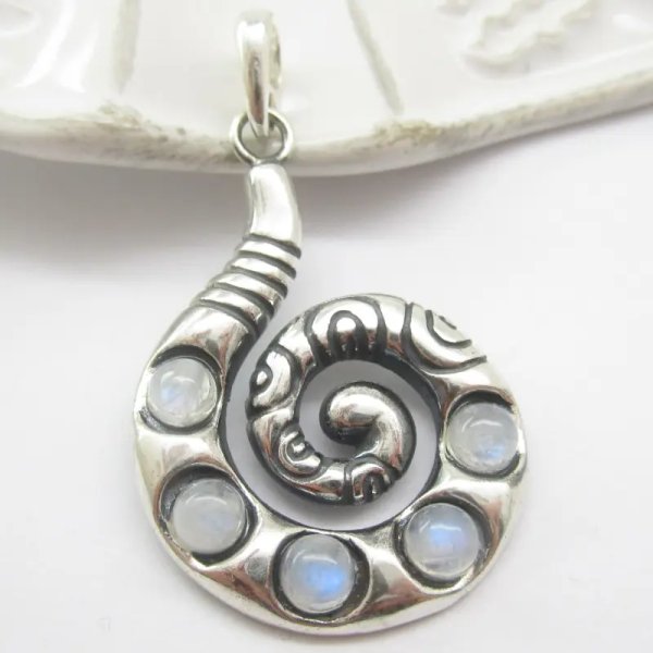 Kamień Księżycowy i srebro oksydowane - wisiorek ślimak
