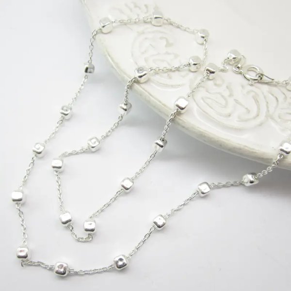 Łańcuszek ozdobny z kostkami 45 cm - srebro 