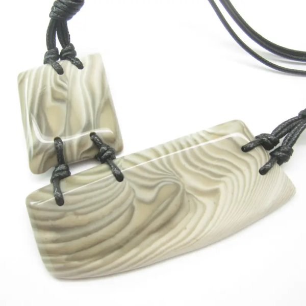 Krzemień Pasiasty, sznurek woskowany i srebro - naszyjnik