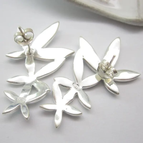 Masa Perłowa i srebro - kolczyki sztyfty - kwiatki (para)