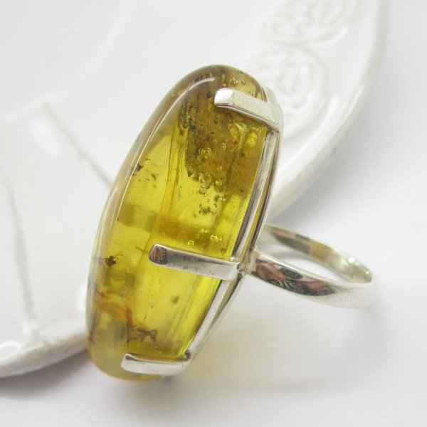 Bursztyn przezroczysty z inkluzjami i srebro - pierścionek z owadami, roślinami i pęcherzykami powietrza