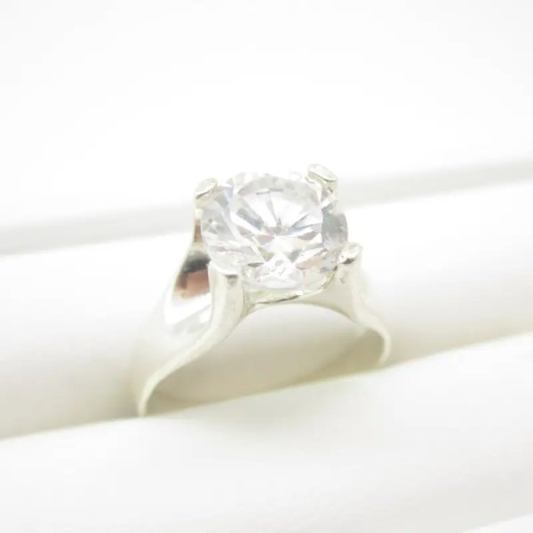 Cyrkonia w srebrze - pierścionek (Rozmiar Jubilerski od 19 do 23)