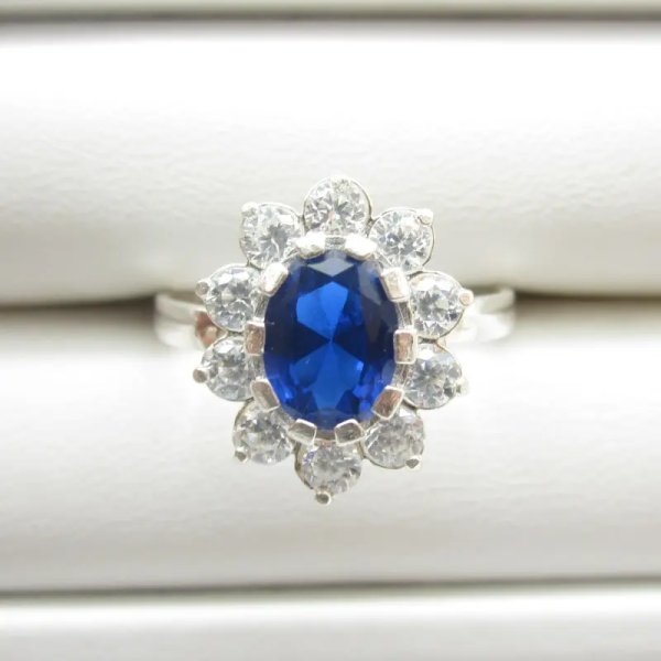 Cyrkonie białe i duża cyrkonia niebieska w srebrze - pierścionek (Rozmiar Jubilerski 17)