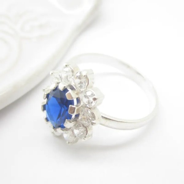 Cyrkonie białe i duża cyrkonia niebieska w srebrze - pierścionek (Rozmiar Jubilerski 17)