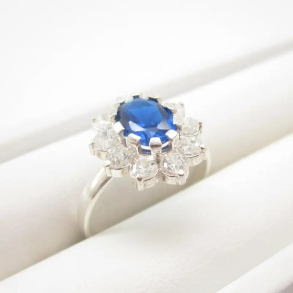 Cyrkonie białe i duża cyrkonia niebieska w srebrze - pierścionek (Rozmiar Jubilerski 17)