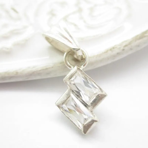 Cyrkonie w srebrze  - zawieszka prostokąty