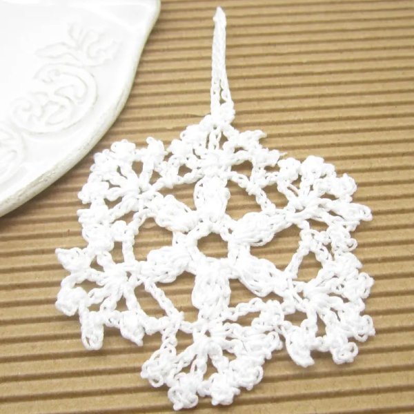 Śnieżynka na choinkę z ogonkiem